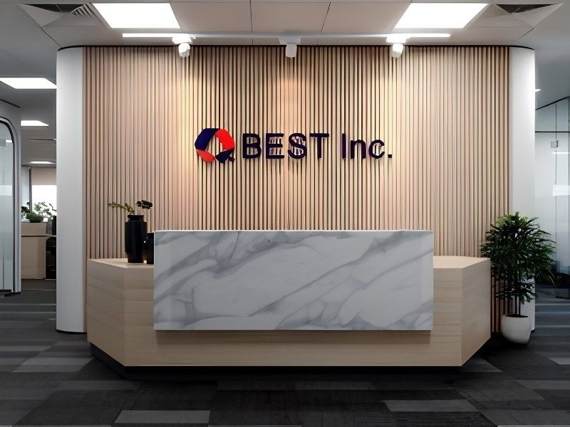 Logo c&ocirc;ng ty tại quầy lễ t&acirc;n c&ocirc;ng ty