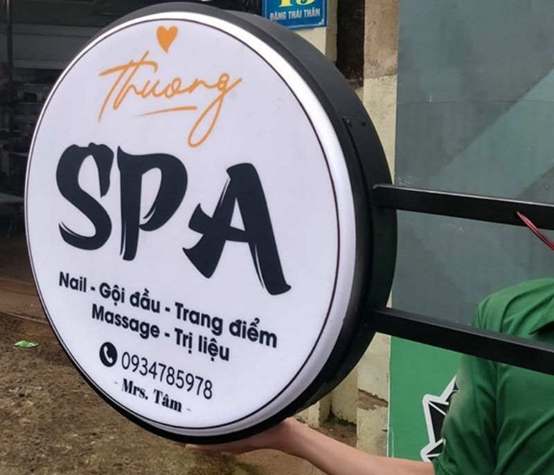 Hộp đ&egrave;n mica h&uacute;t nổi spa