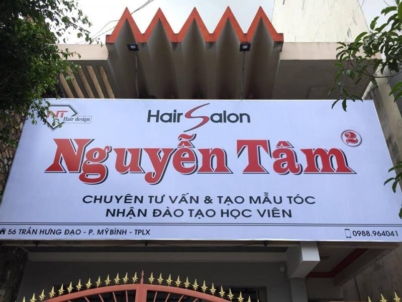 Bảng hiệu tiệm cắt t&oacute;c chất liệu bạt hiflex căng tr&ecirc;n khung sắt