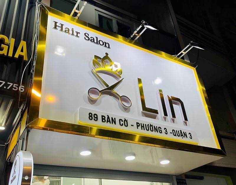 Bảng hiệu hair salon sử dụng chữ nổi inox nổi bật