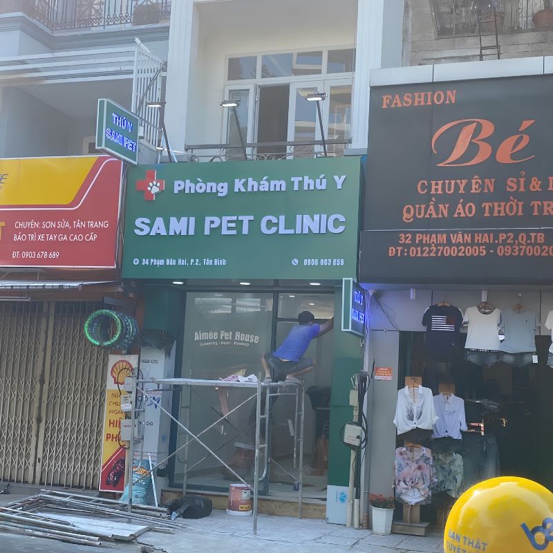 Toàn cảnh bảng hiệu chính Alu kết hợp ốp trần nhôvà hệ thống đèn pha tại SAMI PET