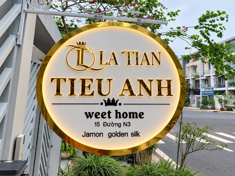 Hộp đ&egrave;n viền inox tiệm spa