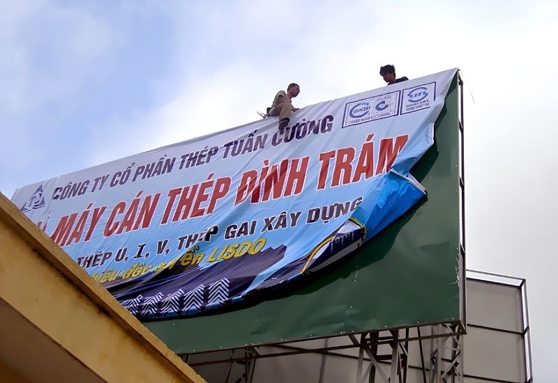 In decal bảng hiệu quảng c&aacute;o theo y&ecirc;u cầu