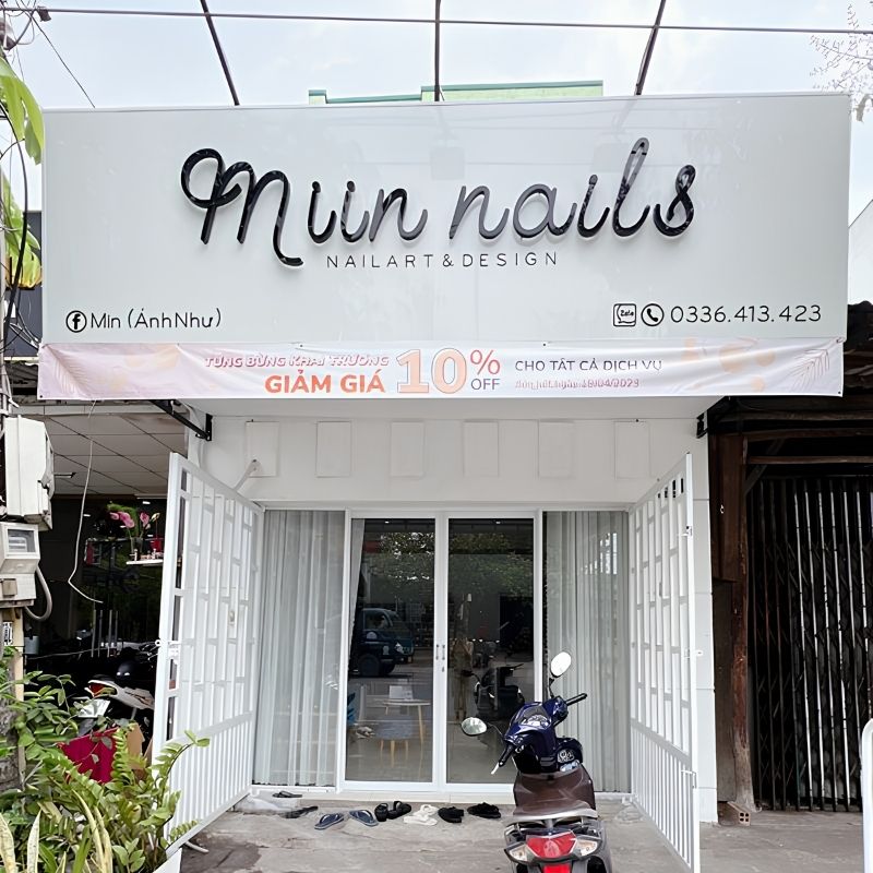 Bảng hiệu ốp alu tr&aacute;ng gương chữ mica tiệm spa, nail