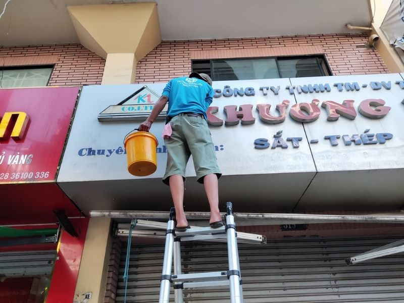 Tại sao nên thường xuyên vệ sinh bảng hiệu