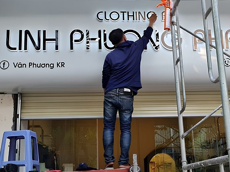 Những dụng cụ và phương án cần chuẩn bị khi vệ sinh bảng hiệu