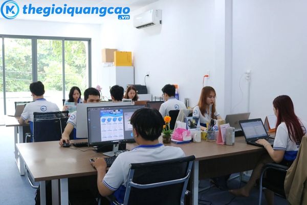 Đội ngũ nhân viên thiết kế công ty Thế Giới Quảng Cáo