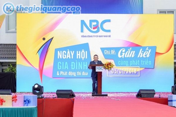 Mẫu backdrop ng&agrave;y hội gia đ&igrave;nh chất liệu Decal bồi Formex