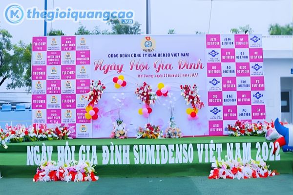 Thi c&ocirc;ng backdrop ng&agrave;y hội gia đ&igrave;nh bạt hiflex gi&aacute; rẻ