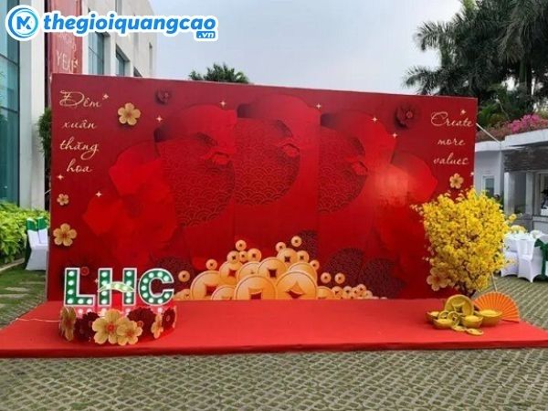 Mẫu backdrop tết in bạt Hiflex
