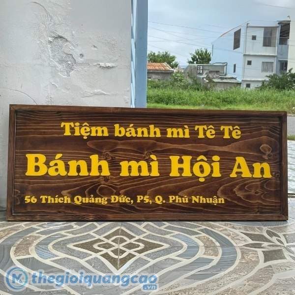 Mẫu bảng hiệu b&aacute;nh m&igrave; bằng gỗ phong c&aacute;ch vintage