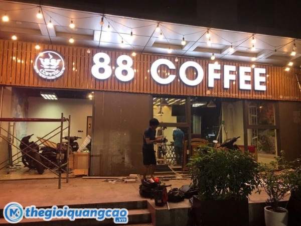 Thiết kế bảng hiệu qu&aacute;n cafe chữ nổi mica