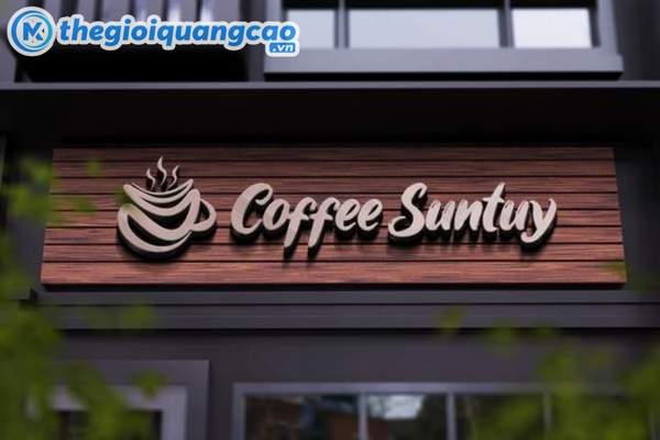 Thi c&ocirc;ng bảng hiệu cafe nền gỗ chữ inox