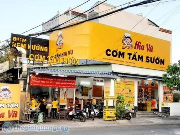 Mẫu biển hiệu quảng c&aacute;o qu&aacute;n cơm tấm Hia Vũ