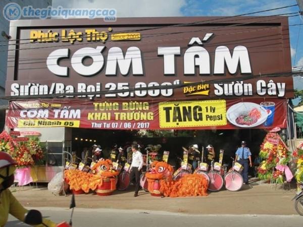 L&agrave;m bảng hiệu mặt dựng alu kết hợp chữ nổi mica qu&aacute;n cơm tấm Ph&uacute;c Lộc Thọ