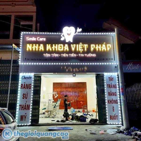 Mẫu bảng hiệu nha khoa Việt Ph&aacute;p