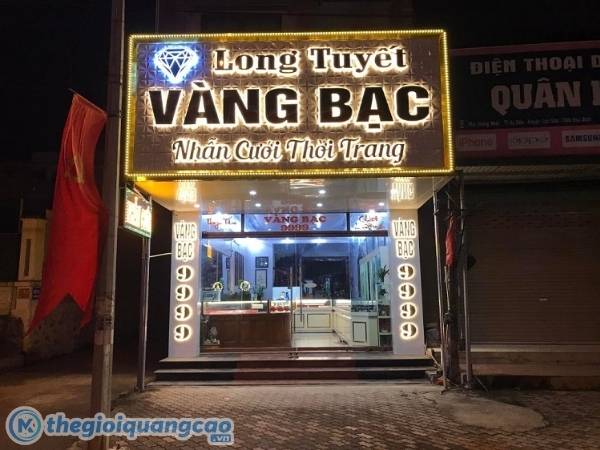 Mẫu biển hiệu tiệm v&agrave;ng chữ nổi đ&egrave;n led s&aacute;ng ch&acirc;n