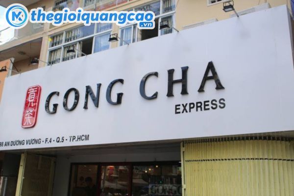 Mẫu biển hiệu tr&agrave; sữa nền mica trắng, kết hợp chữ nổi