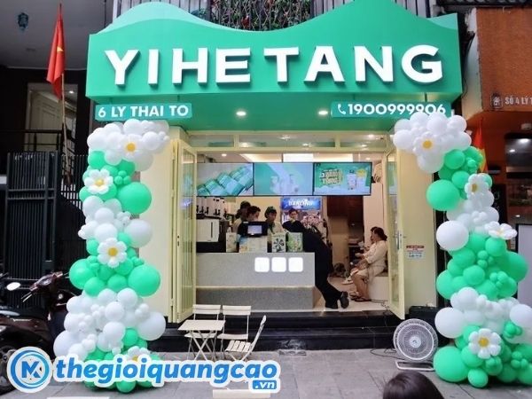 L&agrave;m bảng hiệu tr&agrave; sữa nền xanh chữ nổi mica