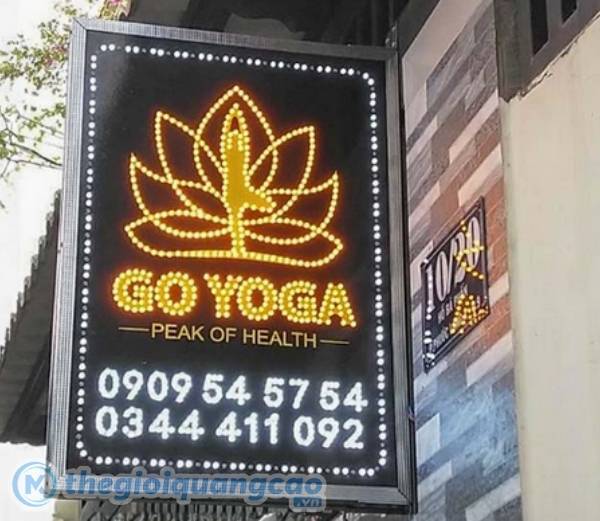 Mẫu bảng hiệu quảng c&aacute;o Yoga hộp đ&egrave;n