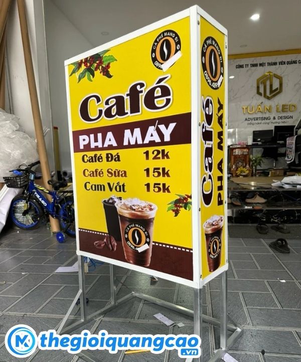 Mẫu biển vẫy cafe 2 mặt nh&igrave;n r&otilde; từ mọi hướng, kh&aacute;ch kh&oacute; bỏ lỡ