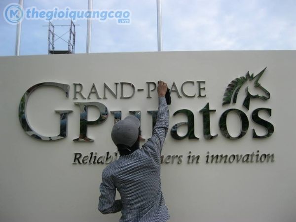 Địa chỉ cắt chữ inox trắng uy t&iacute;n tại TPHCM