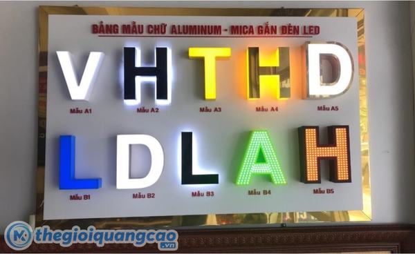 Mẫu chữ nổi alu gắn đ&egrave;n led s&aacute;ng ch&acirc;n