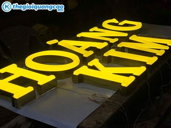Mẫu biển quảng cáo chữ nổi mica có đèn led