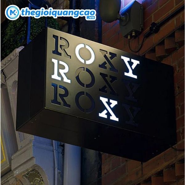 Thi c&ocirc;ng hộp đ&egrave;n Alu &acirc;m bản Roxy
