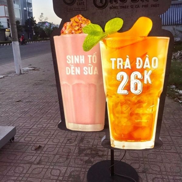Bảng hiệu hình ly sinh tố và trà đào