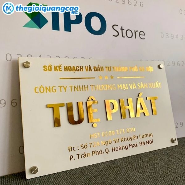 Làm bảng hiệu alu sáng gương chữ vàng