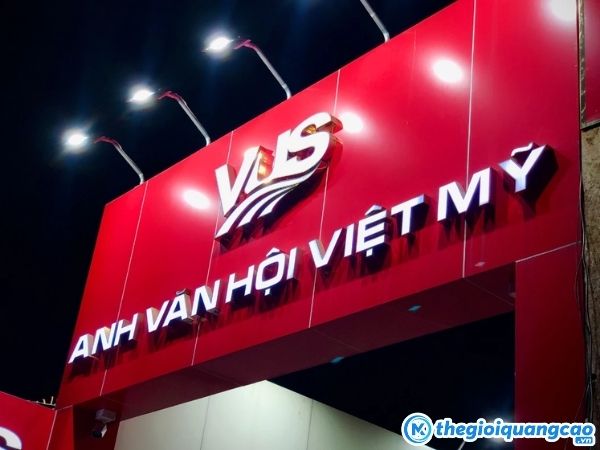 Mẫu bảng hiệu alu chữ nổi viền inox cho trung tâm anh văn VUS