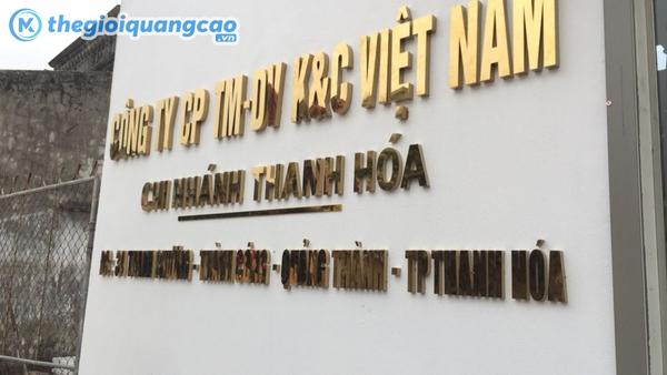 Mẫu bảng hiệu chữ nổi Inox v&agrave;ng gương