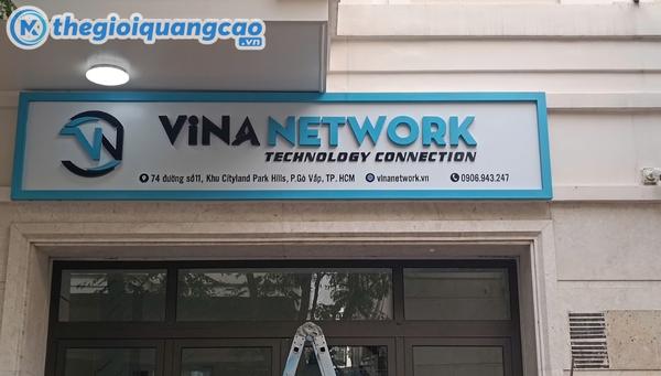 L&agrave;m bảng hiệu nền alu kết hợp chữ nổi mica