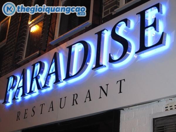 L&agrave;m bảng hiệu chữ nổi mica viền inox s&aacute;ng ch&acirc;n