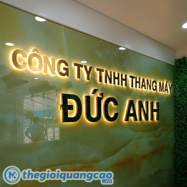 Mẫu chữ nổi mica đèn led sáng chân