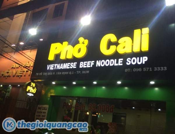 Mẫu bảng hiệu đèn led chữ nổi mica trên nền alu