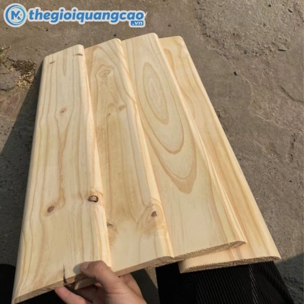 Làm bảng hiệu quảng cáo bằng gỗ thông pallet