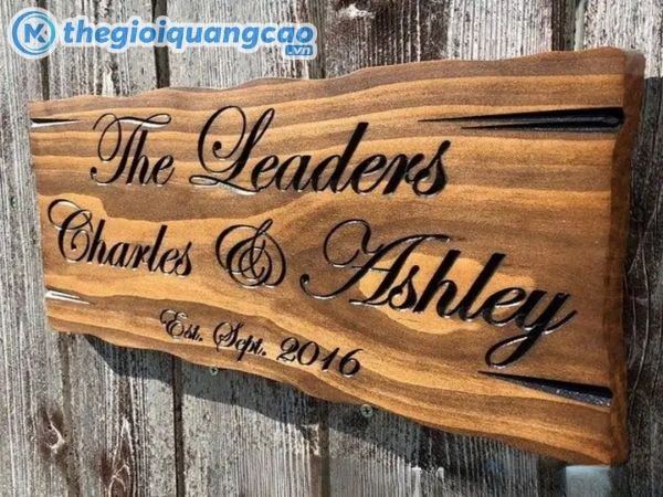 Làm bảng hiệu bằng gỗ tự nhiên nguyên khối