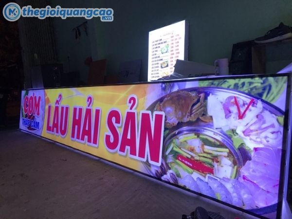 Làm bảng hiệu hộp đèn bạt hiflex in UV xuyên sáng
