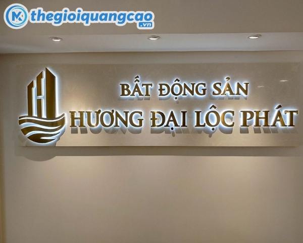 Mẫu bảng hiệu mica đèn led sáng chân