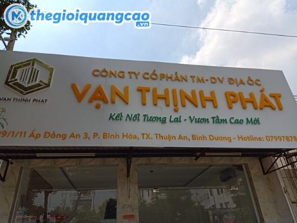 Mẫu bảng hiệu nền alu chữ nổi mica