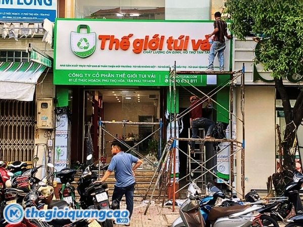 Vệ sinh, làm mới bảng hiệu quảng cáo